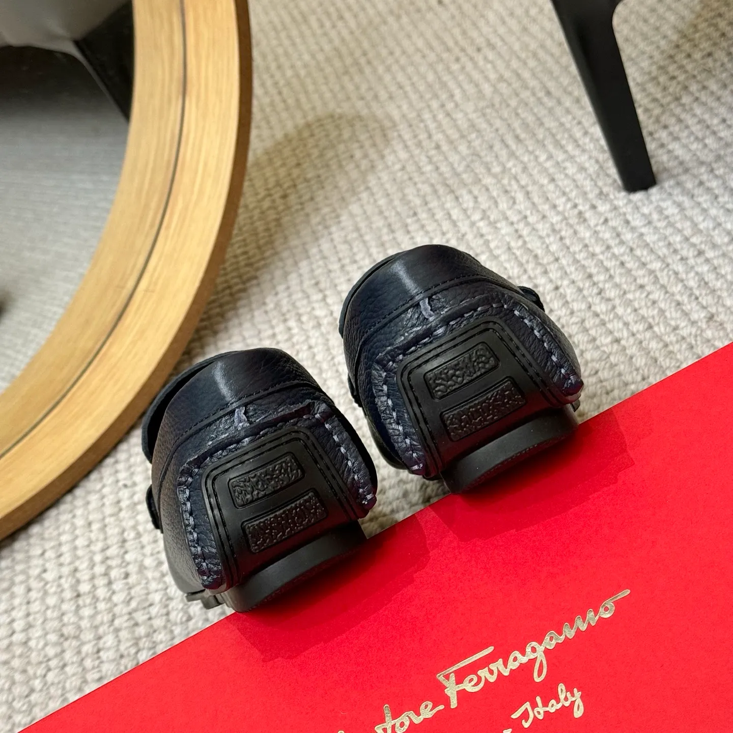 Men's men's shoes 💰420 (Yangli) Ferragamo 〰Ferragamo 2⃣️0⃣️2⃣️5️⃣ New series 👊🏻 Upper 🇮🇹 Italian imported calfskin, original outsole molding. Water-dyed sheepskin lining. The identity of every successful man is set off, and the upper and lower shoes are elegant and stable🚶🏻🚶🏻The high-end custom counter original replica is an eternal classic🔍️Number of codes: 38-46 with counter packaging